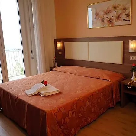 Sara 3*